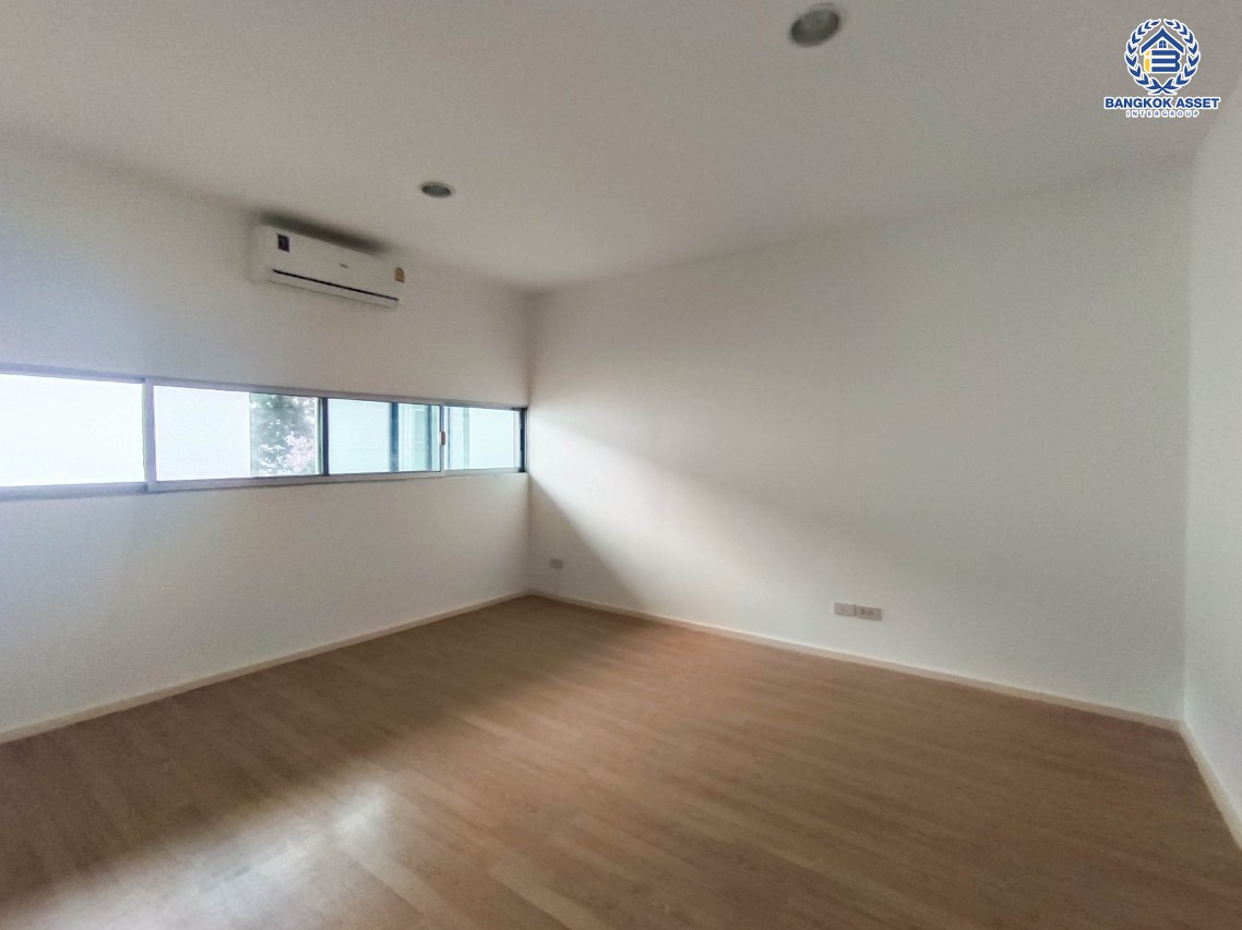 *****บ้านเดี่ยวมือสองกรุงเทพมหานคร โครงการ โนเบิลจีโอ วัชรพล เนื้อที่กว้าง 52.5 ตร.ว. ฟังก์ชัน 4 ห้องนอน 3 ห้องน้ำ 2 ที่จอดรถ แถมฟรี! 6 เครื่องปรับอากาศ บนทำเลเดินทางสะดวก เชื่อมต่อ ถนนวัชรพล, ถนนสุขาภิบาล5 ใกล้รถไฟฟ้าสายสีชมพู "สถานีวัชรพล" และทางด่วน "สุขาภิบาล5"