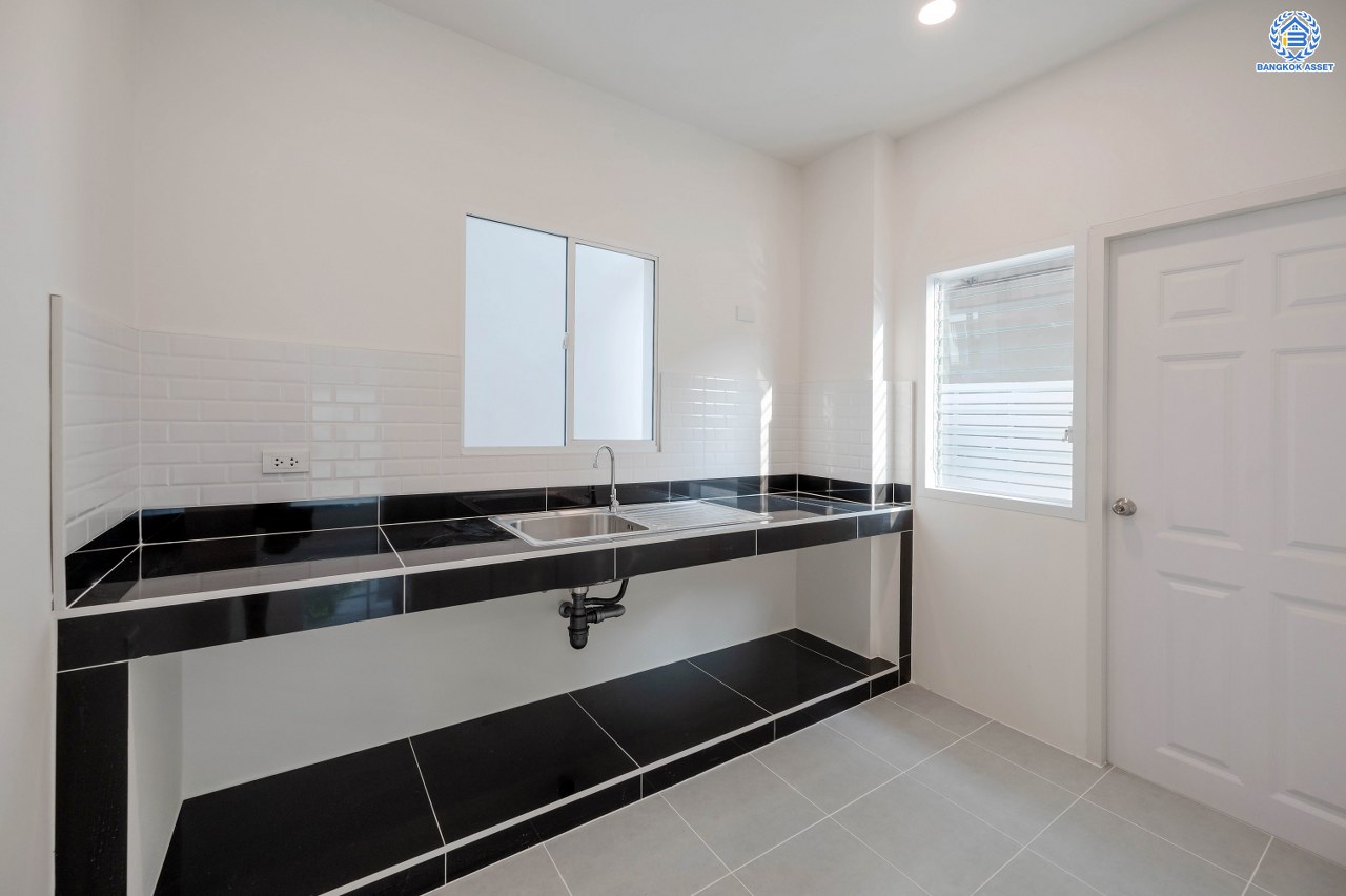 บ้านมือสองตกแต่งใหม่ โครงการ ไพร์มเพลส เดอะกรีนเนอร์รี่ บางใหญ่ บ้านแฝดหลังมุมให้ฟีลบ้านเดี่ยว รีโนเวทใหม่ทั้งหลัง เนื้อที่กว้าง 42.5 ตร.ว. ฟังก์ชัน 3 ห้องนอน 3 ห้องน้ำ 2 ที่จอดรถ บนทำเลเชื่อมต่อถนนกาญจนาภิเษก, ถนนคลองถนน, ถนนรัตนาธิเบศร์ ใกล้รถไฟฟ้าสายสีม่วง "สถานีคลองบางไผ่"...