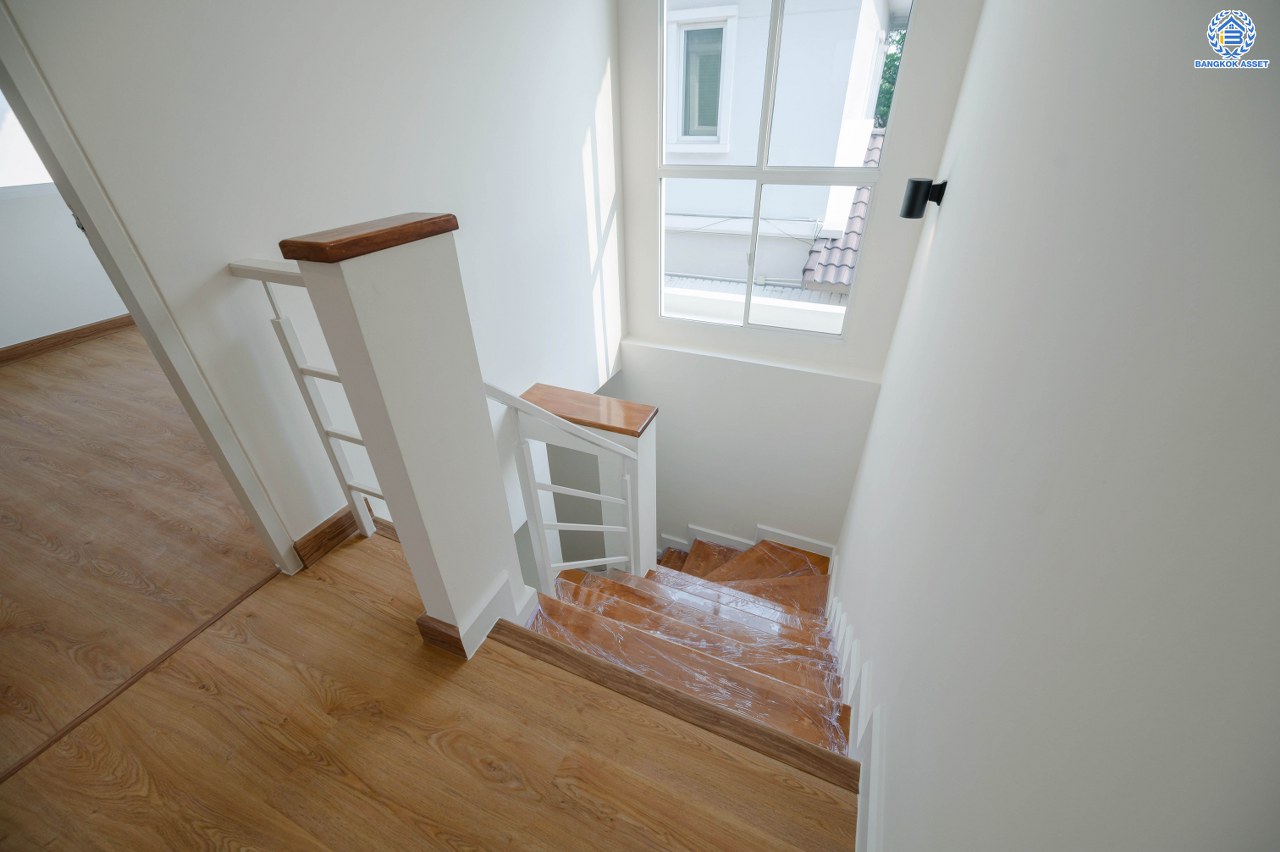 บ้านมือสองตกแต่งใหม่ โครงการ ไพร์มเพลส เดอะกรีนเนอร์รี่ บางใหญ่ บ้านแฝดหลังมุมให้ฟีลบ้านเดี่ยว รีโนเวทใหม่ทั้งหลัง เนื้อที่กว้าง 42.5 ตร.ว. ฟังก์ชัน 3 ห้องนอน 3 ห้องน้ำ 2 ที่จอดรถ บนทำเลเชื่อมต่อถนนกาญจนาภิเษก, ถนนคลองถนน, ถนนรัตนาธิเบศร์ ใกล้รถไฟฟ้าสายสีม่วง "สถานีคลองบางไผ่"...