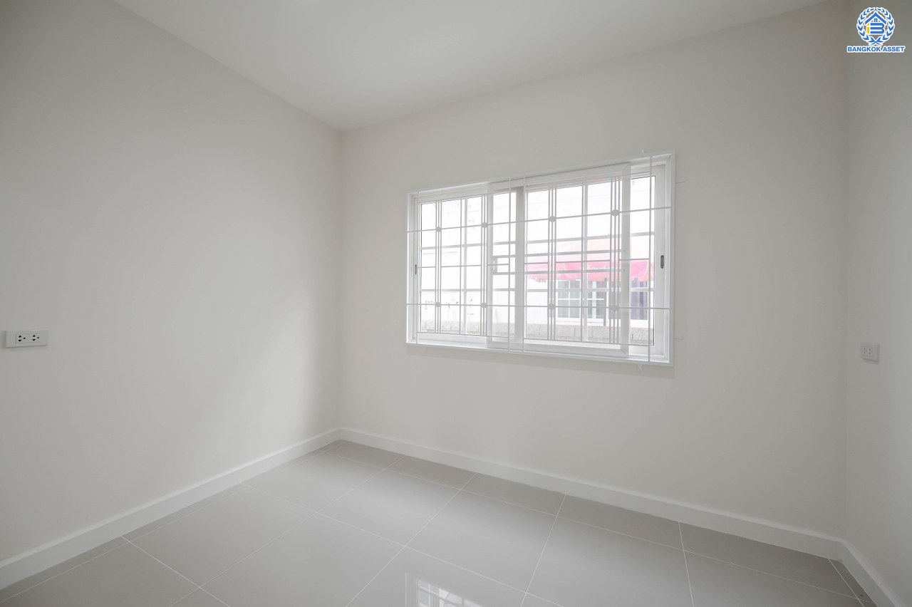 บ้านมือสอง โครงการ โกลเด้น นีโอ ลาดพร้าว-เกษตรนวมินทร์ เนื้อที่กว้าง 40.6 ตร.ว. ฟังก์ชัน 3 ห้องนอน 4 ห้องน้ำ 1 ห้องอเนกประสงค์ 2 ที่จอดรถ พร้อมอยู่ ให้ความเป็นส่วนตัว หน้าบ้านไม่ชนใคร บนทำเลเดินทางสะดวก เชื่อมต่อถนนนวมินทร์ ถนนเสรีไทย ถนนกาญจนาภิเษก ใกล้จุดขึ้นทางด่วน "รามอินทรา-อาจณรงค์"