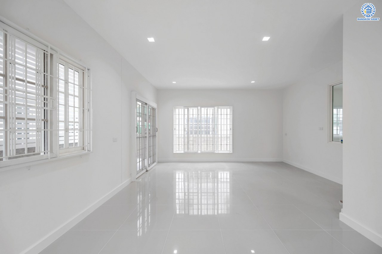 บ้านมือสอง โครงการ โกลเด้น นีโอ ลาดพร้าว-เกษตรนวมินทร์ เนื้อที่กว้าง 40.6 ตร.ว. ฟังก์ชัน 3 ห้องนอน 4 ห้องน้ำ 1 ห้องอเนกประสงค์ 2 ที่จอดรถ พร้อมอยู่ ให้ความเป็นส่วนตัว หน้าบ้านไม่ชนใคร บนทำเลเดินทางสะดวก เชื่อมต่อถนนนวมินทร์ ถนนเสรีไทย ถนนกาญจนาภิเษก ใกล้จุดขึ้นทางด่วน "รามอินทรา-อาจณรงค์"