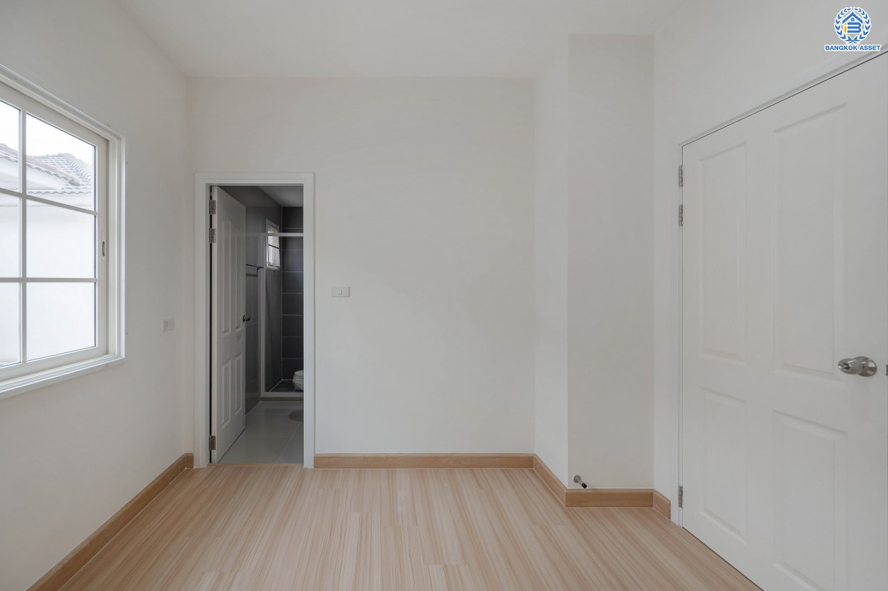 บ้านมือสอง โครงการ โกลเด้น นีโอ ลาดพร้าว-เกษตรนวมินทร์ เนื้อที่กว้าง 40.6 ตร.ว. ฟังก์ชัน 3 ห้องนอน 4 ห้องน้ำ 1 ห้องอเนกประสงค์ 2 ที่จอดรถ พร้อมอยู่ ให้ความเป็นส่วนตัว หน้าบ้านไม่ชนใคร บนทำเลเดินทางสะดวก เชื่อมต่อถนนนวมินทร์ ถนนเสรีไทย ถนนกาญจนาภิเษก ใกล้จุดขึ้นทางด่วน "รามอินทรา-อาจณรงค์"