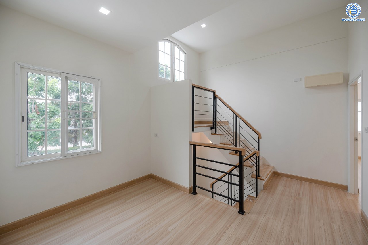 บ้านมือสอง โครงการ โกลเด้น นีโอ ลาดพร้าว-เกษตรนวมินทร์ เนื้อที่กว้าง 40.6 ตร.ว. ฟังก์ชัน 3 ห้องนอน 4 ห้องน้ำ 1 ห้องอเนกประสงค์ 2 ที่จอดรถ พร้อมอยู่ ให้ความเป็นส่วนตัว หน้าบ้านไม่ชนใคร บนทำเลเดินทางสะดวก เชื่อมต่อถนนนวมินทร์ ถนนเสรีไทย ถนนกาญจนาภิเษก ใกล้จุดขึ้นทางด่วน "รามอินทรา-อาจณรงค์"