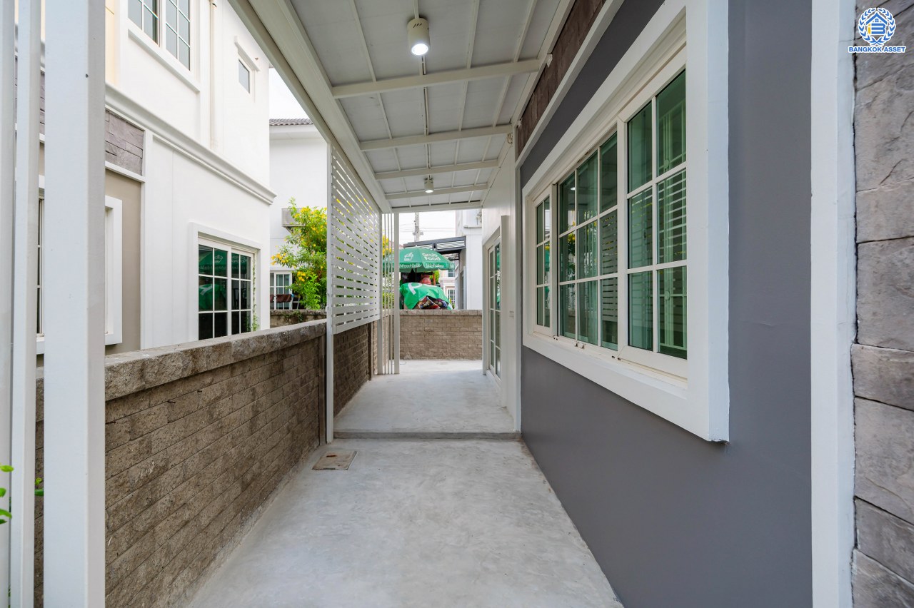 บ้านมือสอง โครงการ โกลเด้น นีโอ ลาดพร้าว-เกษตรนวมินทร์ เนื้อที่กว้าง 40.6 ตร.ว. ฟังก์ชัน 3 ห้องนอน 4 ห้องน้ำ 1 ห้องอเนกประสงค์ 2 ที่จอดรถ พร้อมอยู่ ให้ความเป็นส่วนตัว หน้าบ้านไม่ชนใคร บนทำเลเดินทางสะดวก เชื่อมต่อถนนนวมินทร์ ถนนเสรีไทย ถนนกาญจนาภิเษก ใกล้จุดขึ้นทางด่วน "รามอินทรา-อาจณรงค์"