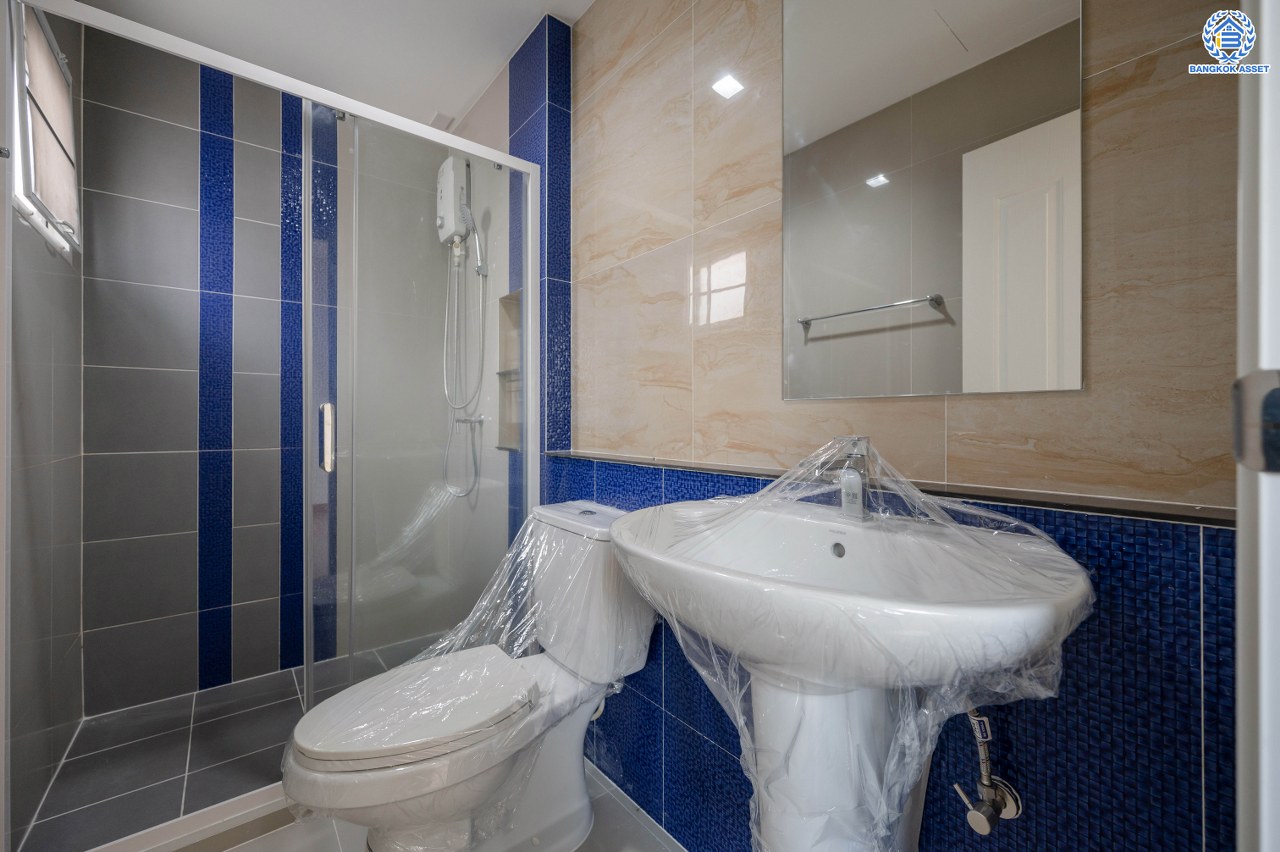 บ้านมือสอง โครงการ โกลเด้น นีโอ ลาดพร้าว-เกษตรนวมินทร์ เนื้อที่กว้าง 40.6 ตร.ว. ฟังก์ชัน 3 ห้องนอน 4 ห้องน้ำ 1 ห้องอเนกประสงค์ 2 ที่จอดรถ พร้อมอยู่ ให้ความเป็นส่วนตัว หน้าบ้านไม่ชนใคร บนทำเลเดินทางสะดวก เชื่อมต่อถนนนวมินทร์ ถนนเสรีไทย ถนนกาญจนาภิเษก ใกล้จุดขึ้นทางด่วน "รามอินทรา-อาจณรงค์"