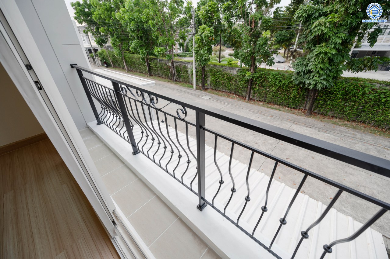 บ้านมือสอง โครงการ โกลเด้น นีโอ ลาดพร้าว-เกษตรนวมินทร์ เนื้อที่กว้าง 40.6 ตร.ว. ฟังก์ชัน 3 ห้องนอน 4 ห้องน้ำ 1 ห้องอเนกประสงค์ 2 ที่จอดรถ พร้อมอยู่ ให้ความเป็นส่วนตัว หน้าบ้านไม่ชนใคร บนทำเลเดินทางสะดวก เชื่อมต่อถนนนวมินทร์ ถนนเสรีไทย ถนนกาญจนาภิเษก ใกล้จุดขึ้นทางด่วน "รามอินทรา-อาจณรงค์"