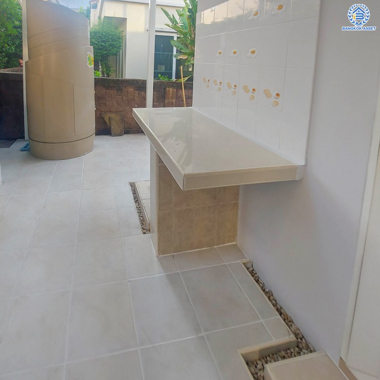 *****บ้านเดี่ยวมือสอง โครงการ คาซ่าวิลล์ ราชพฤกษ์-รัตนาธิเบศร์1 เนื้อที่ 54 ตร.ว. ฟังก์ชัน 3 ห้องนอน 3 ห้องน้ำ 1 ที่จอดรถ บ้านดีราคาถูก ได้มุมสวน หน้าบ้านไม่ติดใคร หาไม่ได้อีกแล้วในย่านนี้ ทำเลเดินทางสะดวก เชื่อมต่อถนนรัตนาธิเบศร์ ถนนราชพฤกษ์  ใกล้รถไฟฟ้าสายสีม่วง "สถานีไทรม้า" และจุดขึ้นทางด่วน "ศรีรัช"