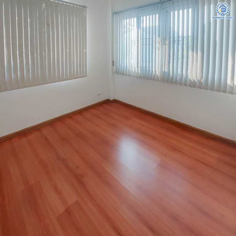 *****บ้านเดี่ยวมือสอง โครงการ คาซ่าวิลล์ ราชพฤกษ์-รัตนาธิเบศร์1 เนื้อที่ 54 ตร.ว. ฟังก์ชัน 3 ห้องนอน 3 ห้องน้ำ 1 ที่จอดรถ บ้านดีราคาถูก ได้มุมสวน หน้าบ้านไม่ติดใคร หาไม่ได้อีกแล้วในย่านนี้ ทำเลเดินทางสะดวก เชื่อมต่อถนนรัตนาธิเบศร์ ถนนราชพฤกษ์  ใกล้รถไฟฟ้าสายสีม่วง "สถานีไทรม้า" และจุดขึ้นทางด่วน "ศรีรัช"