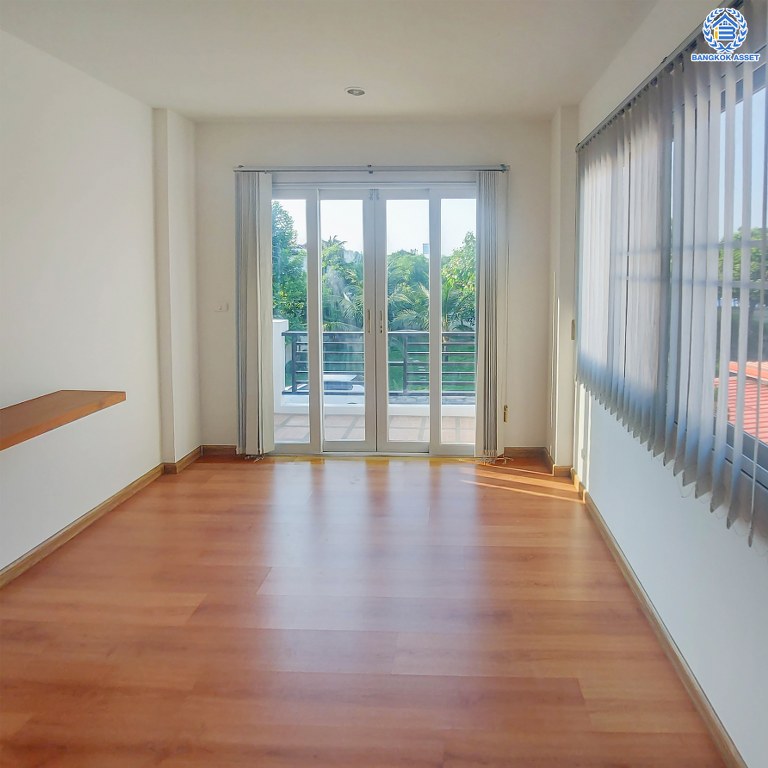 *****บ้านเดี่ยวมือสอง โครงการ คาซ่าวิลล์ ราชพฤกษ์-รัตนาธิเบศร์1 เนื้อที่ 54 ตร.ว. ฟังก์ชัน 3 ห้องนอน 3 ห้องน้ำ 1 ที่จอดรถ บ้านดีราคาถูก ได้มุมสวน หน้าบ้านไม่ติดใคร หาไม่ได้อีกแล้วในย่านนี้ ทำเลเดินทางสะดวก เชื่อมต่อถนนรัตนาธิเบศร์ ถนนราชพฤกษ์  ใกล้รถไฟฟ้าสายสีม่วง "สถานีไทรม้า" และจุดขึ้นทางด่วน "ศรีรัช"