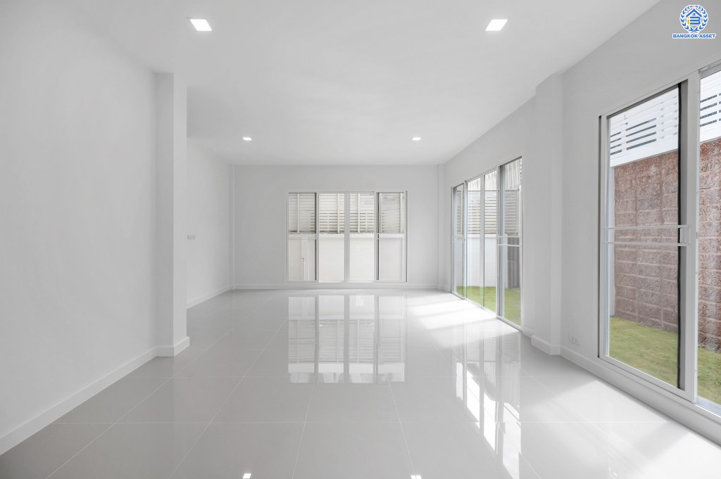 บ้านมือสองตกแต่งใหม่ ดีไซน์สุดหรู โครงการ บางกอก บูเลอวาร์ด ราชพฤกษ์-พระราม5-2 หลังมุม เนื้อที่ 56.8 ตร.ว. บนสังคมคุณภาพ SC Asset* รองรับครอบครัวใหญ่ด้วยฟังก์ชันจัดเต็ม 3 ห้องนอน 4 ห้องน้ำ (ห้องนอนชั้นบนทุกห้องมีห้องน้ำในตัว) 1 ห้องอเนกประสงค์ 2 ที่จอดรถ บนทำเลติดถนนราชพฤกษ์ ใกล้วงเวียนพระรามห้า รถไฟฟ้าสายสีม่วง "สถานีบางรักใหญ่" และ "สถานีบางพลู"