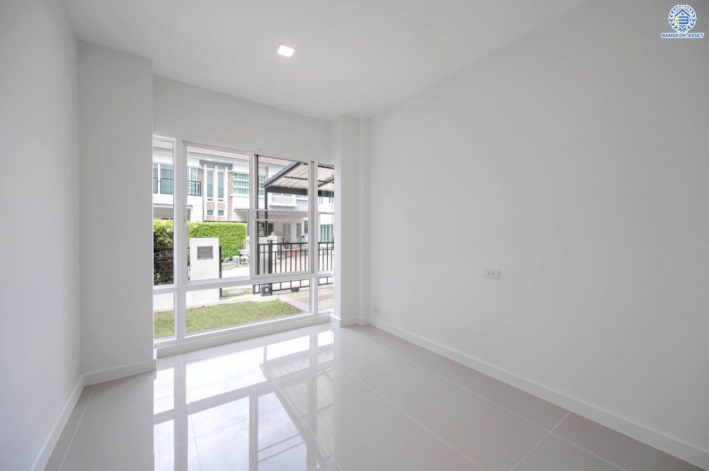 บ้านมือสองตกแต่งใหม่ ดีไซน์สุดหรู โครงการ บางกอก บูเลอวาร์ด ราชพฤกษ์-พระราม5-2 หลังมุม เนื้อที่ 56.8 ตร.ว. บนสังคมคุณภาพ SC Asset* รองรับครอบครัวใหญ่ด้วยฟังก์ชันจัดเต็ม 3 ห้องนอน 4 ห้องน้ำ (ห้องนอนชั้นบนทุกห้องมีห้องน้ำในตัว) 1 ห้องอเนกประสงค์ 2 ที่จอดรถ บนทำเลติดถนนราชพฤกษ์ ใกล้วงเวียนพระรามห้า รถไฟฟ้าสายสีม่วง "สถานีบางรักใหญ่" และ "สถานีบางพลู"