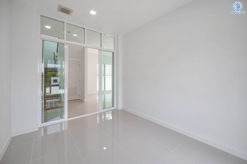 บ้านมือสองตกแต่งใหม่ ดีไซน์สุดหรู โครงการ บางกอก บูเลอวาร์ด ราชพฤกษ์-พระราม5-2 หลังมุม เนื้อที่ 56.8 ตร.ว. บนสังคมคุณภาพ SC Asset* รองรับครอบครัวใหญ่ด้วยฟังก์ชันจัดเต็ม 3 ห้องนอน 4 ห้องน้ำ (ห้องนอนชั้นบนทุกห้องมีห้องน้ำในตัว) 1 ห้องอเนกประสงค์ 2 ที่จอดรถ บนทำเลติดถนนราชพฤกษ์ ใกล้วงเวียนพระรามห้า รถไฟฟ้าสายสีม่วง "สถานีบางรักใหญ่" และ "สถานีบางพลู"