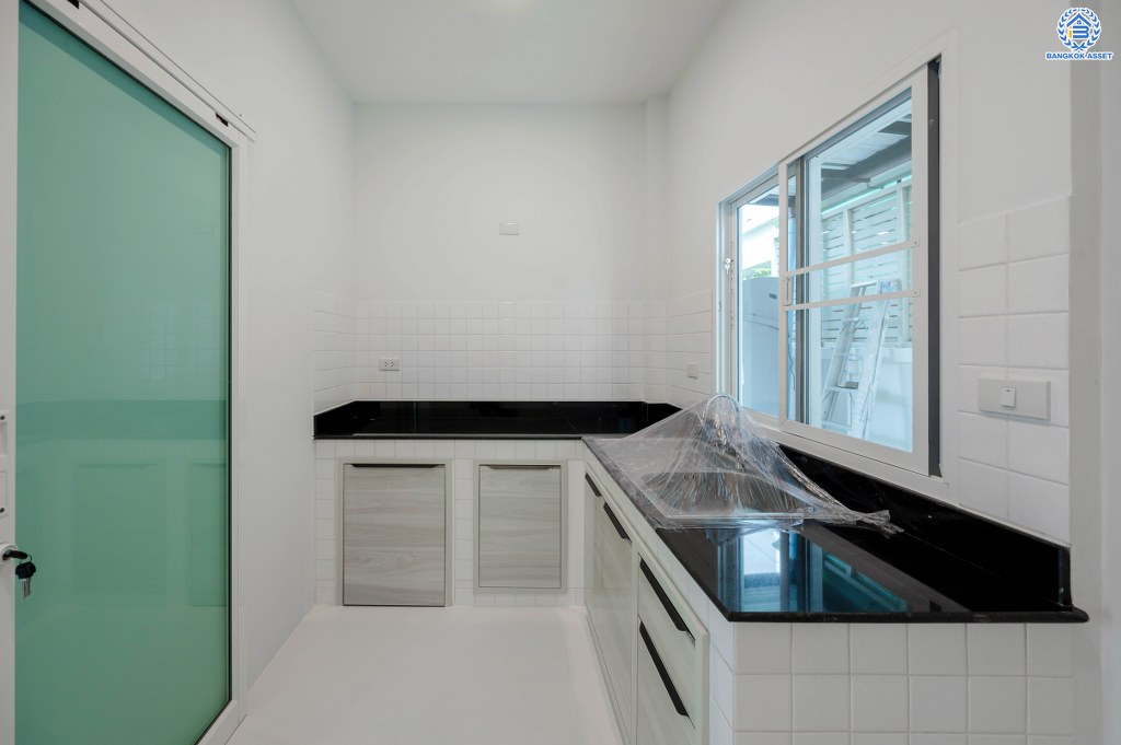 บ้านมือสองตกแต่งใหม่ ดีไซน์สุดหรู โครงการ บางกอก บูเลอวาร์ด ราชพฤกษ์-พระราม5-2 หลังมุม เนื้อที่ 56.8 ตร.ว. บนสังคมคุณภาพ SC Asset* รองรับครอบครัวใหญ่ด้วยฟังก์ชันจัดเต็ม 3 ห้องนอน 4 ห้องน้ำ (ห้องนอนชั้นบนทุกห้องมีห้องน้ำในตัว) 1 ห้องอเนกประสงค์ 2 ที่จอดรถ บนทำเลติดถนนราชพฤกษ์ ใกล้วงเวียนพระรามห้า รถไฟฟ้าสายสีม่วง "สถานีบางรักใหญ่" และ "สถานีบางพลู"