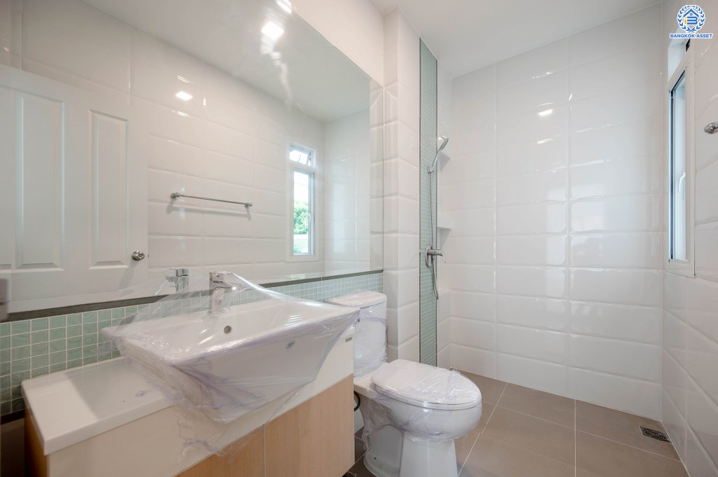 บ้านมือสองตกแต่งใหม่ ดีไซน์สุดหรู โครงการ บางกอก บูเลอวาร์ด ราชพฤกษ์-พระราม5-2 หลังมุม เนื้อที่ 56.8 ตร.ว. บนสังคมคุณภาพ SC Asset* รองรับครอบครัวใหญ่ด้วยฟังก์ชันจัดเต็ม 3 ห้องนอน 4 ห้องน้ำ (ห้องนอนชั้นบนทุกห้องมีห้องน้ำในตัว) 1 ห้องอเนกประสงค์ 2 ที่จอดรถ บนทำเลติดถนนราชพฤกษ์ ใกล้วงเวียนพระรามห้า รถไฟฟ้าสายสีม่วง "สถานีบางรักใหญ่" และ "สถานีบางพลู"