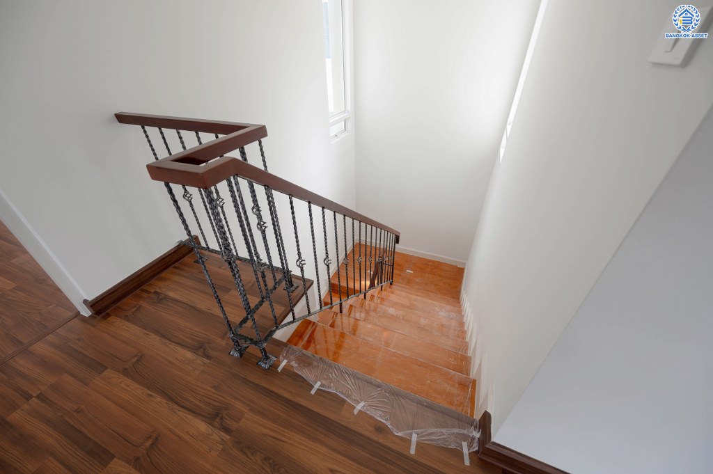 บ้านมือสองตกแต่งใหม่ ดีไซน์สุดหรู โครงการ บางกอก บูเลอวาร์ด ราชพฤกษ์-พระราม5-2 หลังมุม เนื้อที่ 56.8 ตร.ว. บนสังคมคุณภาพ SC Asset* รองรับครอบครัวใหญ่ด้วยฟังก์ชันจัดเต็ม 3 ห้องนอน 4 ห้องน้ำ (ห้องนอนชั้นบนทุกห้องมีห้องน้ำในตัว) 1 ห้องอเนกประสงค์ 2 ที่จอดรถ บนทำเลติดถนนราชพฤกษ์ ใกล้วงเวียนพระรามห้า รถไฟฟ้าสายสีม่วง "สถานีบางรักใหญ่" และ "สถานีบางพลู"