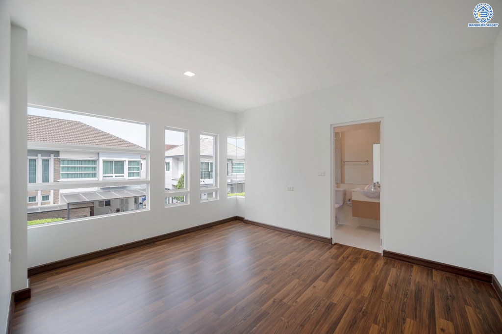 บ้านมือสองตกแต่งใหม่ ดีไซน์สุดหรู โครงการ บางกอก บูเลอวาร์ด ราชพฤกษ์-พระราม5-2 หลังมุม เนื้อที่ 56.8 ตร.ว. บนสังคมคุณภาพ SC Asset* รองรับครอบครัวใหญ่ด้วยฟังก์ชันจัดเต็ม 3 ห้องนอน 4 ห้องน้ำ (ห้องนอนชั้นบนทุกห้องมีห้องน้ำในตัว) 1 ห้องอเนกประสงค์ 2 ที่จอดรถ บนทำเลติดถนนราชพฤกษ์ ใกล้วงเวียนพระรามห้า รถไฟฟ้าสายสีม่วง "สถานีบางรักใหญ่" และ "สถานีบางพลู"