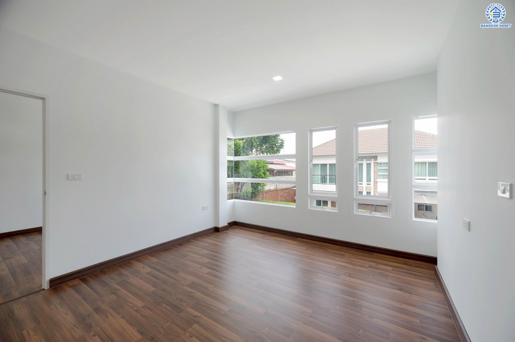 บ้านมือสองตกแต่งใหม่ ดีไซน์สุดหรู โครงการ บางกอก บูเลอวาร์ด ราชพฤกษ์-พระราม5-2 หลังมุม เนื้อที่ 56.8 ตร.ว. บนสังคมคุณภาพ SC Asset* รองรับครอบครัวใหญ่ด้วยฟังก์ชันจัดเต็ม 3 ห้องนอน 4 ห้องน้ำ (ห้องนอนชั้นบนทุกห้องมีห้องน้ำในตัว) 1 ห้องอเนกประสงค์ 2 ที่จอดรถ บนทำเลติดถนนราชพฤกษ์ ใกล้วงเวียนพระรามห้า รถไฟฟ้าสายสีม่วง "สถานีบางรักใหญ่" และ "สถานีบางพลู"