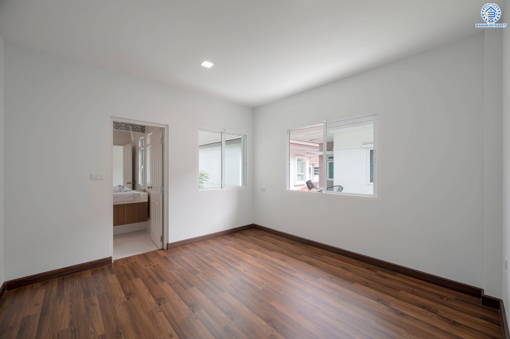 บ้านมือสองตกแต่งใหม่ ดีไซน์สุดหรู โครงการ บางกอก บูเลอวาร์ด ราชพฤกษ์-พระราม5-2 หลังมุม เนื้อที่ 56.8 ตร.ว. บนสังคมคุณภาพ SC Asset* รองรับครอบครัวใหญ่ด้วยฟังก์ชันจัดเต็ม 3 ห้องนอน 4 ห้องน้ำ (ห้องนอนชั้นบนทุกห้องมีห้องน้ำในตัว) 1 ห้องอเนกประสงค์ 2 ที่จอดรถ บนทำเลติดถนนราชพฤกษ์ ใกล้วงเวียนพระรามห้า รถไฟฟ้าสายสีม่วง "สถานีบางรักใหญ่" และ "สถานีบางพลู"