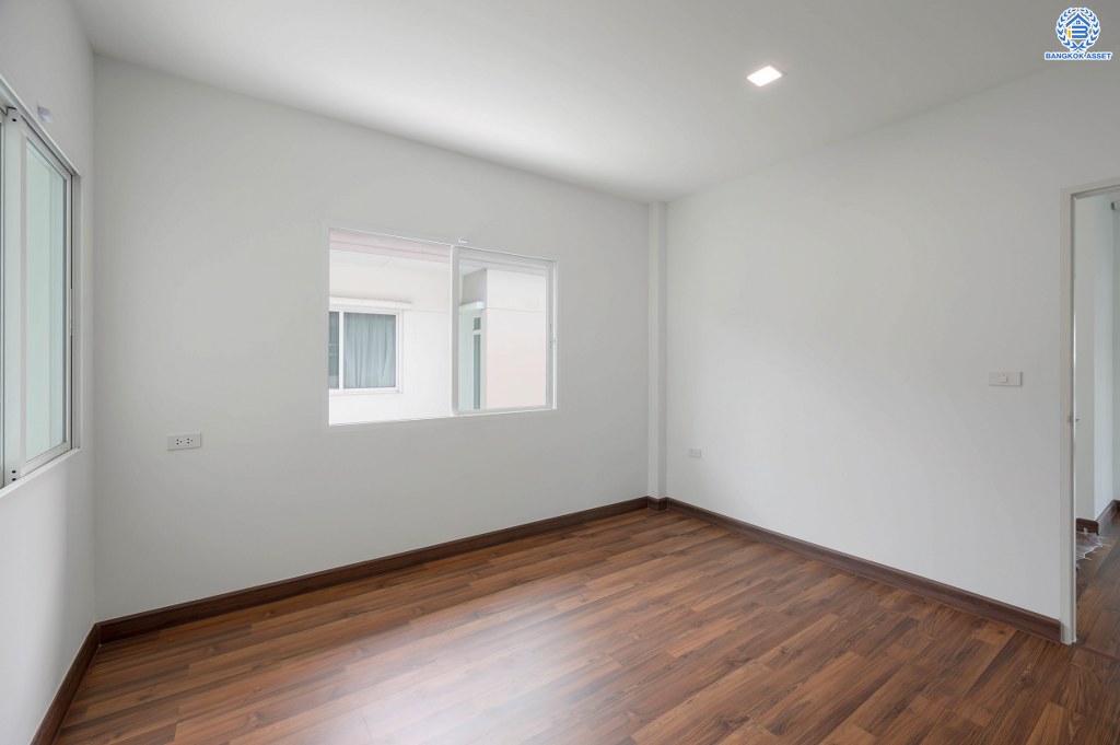 บ้านมือสองตกแต่งใหม่ ดีไซน์สุดหรู โครงการ บางกอก บูเลอวาร์ด ราชพฤกษ์-พระราม5-2 หลังมุม เนื้อที่ 56.8 ตร.ว. บนสังคมคุณภาพ SC Asset* รองรับครอบครัวใหญ่ด้วยฟังก์ชันจัดเต็ม 3 ห้องนอน 4 ห้องน้ำ (ห้องนอนชั้นบนทุกห้องมีห้องน้ำในตัว) 1 ห้องอเนกประสงค์ 2 ที่จอดรถ บนทำเลติดถนนราชพฤกษ์ ใกล้วงเวียนพระรามห้า รถไฟฟ้าสายสีม่วง "สถานีบางรักใหญ่" และ "สถานีบางพลู"