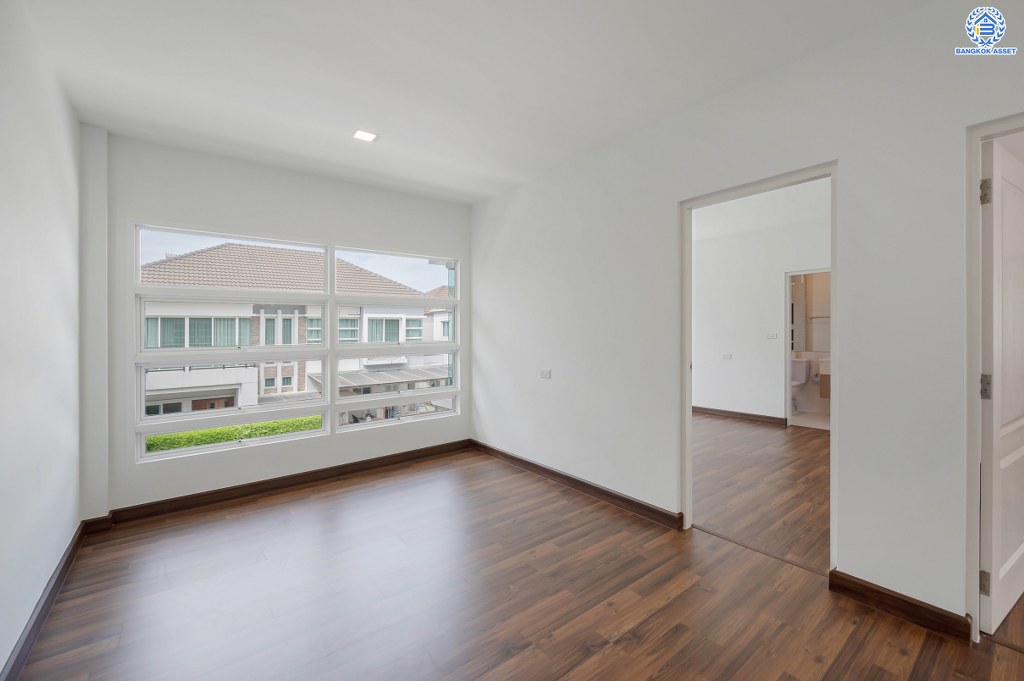 บ้านมือสองตกแต่งใหม่ ดีไซน์สุดหรู โครงการ บางกอก บูเลอวาร์ด ราชพฤกษ์-พระราม5-2 หลังมุม เนื้อที่ 56.8 ตร.ว. บนสังคมคุณภาพ SC Asset* รองรับครอบครัวใหญ่ด้วยฟังก์ชันจัดเต็ม 3 ห้องนอน 4 ห้องน้ำ (ห้องนอนชั้นบนทุกห้องมีห้องน้ำในตัว) 1 ห้องอเนกประสงค์ 2 ที่จอดรถ บนทำเลติดถนนราชพฤกษ์ ใกล้วงเวียนพระรามห้า รถไฟฟ้าสายสีม่วง "สถานีบางรักใหญ่" และ "สถานีบางพลู"