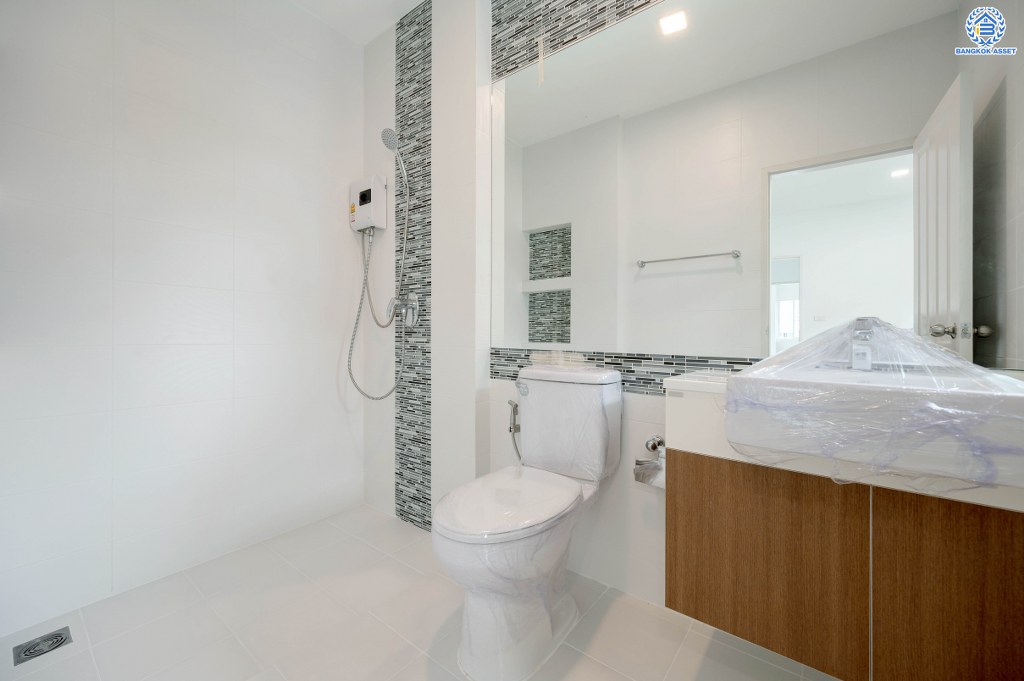 บ้านมือสองตกแต่งใหม่ ดีไซน์สุดหรู โครงการ บางกอก บูเลอวาร์ด ราชพฤกษ์-พระราม5-2 หลังมุม เนื้อที่ 56.8 ตร.ว. บนสังคมคุณภาพ SC Asset* รองรับครอบครัวใหญ่ด้วยฟังก์ชันจัดเต็ม 3 ห้องนอน 4 ห้องน้ำ (ห้องนอนชั้นบนทุกห้องมีห้องน้ำในตัว) 1 ห้องอเนกประสงค์ 2 ที่จอดรถ บนทำเลติดถนนราชพฤกษ์ ใกล้วงเวียนพระรามห้า รถไฟฟ้าสายสีม่วง "สถานีบางรักใหญ่" และ "สถานีบางพลู"