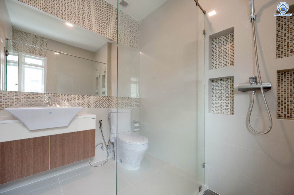 บ้านมือสองตกแต่งใหม่ ดีไซน์สุดหรู โครงการ บางกอก บูเลอวาร์ด ราชพฤกษ์-พระราม5-2 หลังมุม เนื้อที่ 56.8 ตร.ว. บนสังคมคุณภาพ SC Asset* รองรับครอบครัวใหญ่ด้วยฟังก์ชันจัดเต็ม 3 ห้องนอน 4 ห้องน้ำ (ห้องนอนชั้นบนทุกห้องมีห้องน้ำในตัว) 1 ห้องอเนกประสงค์ 2 ที่จอดรถ บนทำเลติดถนนราชพฤกษ์ ใกล้วงเวียนพระรามห้า รถไฟฟ้าสายสีม่วง "สถานีบางรักใหญ่" และ "สถานีบางพลู"