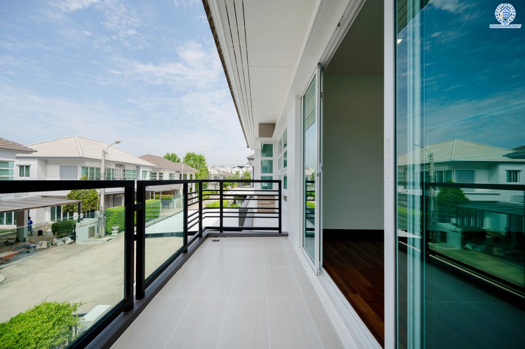 บ้านมือสองตกแต่งใหม่ ดีไซน์สุดหรู โครงการ บางกอก บูเลอวาร์ด ราชพฤกษ์-พระราม5-2 หลังมุม เนื้อที่ 56.8 ตร.ว. บนสังคมคุณภาพ SC Asset* รองรับครอบครัวใหญ่ด้วยฟังก์ชันจัดเต็ม 3 ห้องนอน 4 ห้องน้ำ (ห้องนอนชั้นบนทุกห้องมีห้องน้ำในตัว) 1 ห้องอเนกประสงค์ 2 ที่จอดรถ บนทำเลติดถนนราชพฤกษ์ ใกล้วงเวียนพระรามห้า รถไฟฟ้าสายสีม่วง "สถานีบางรักใหญ่" และ "สถานีบางพลู"