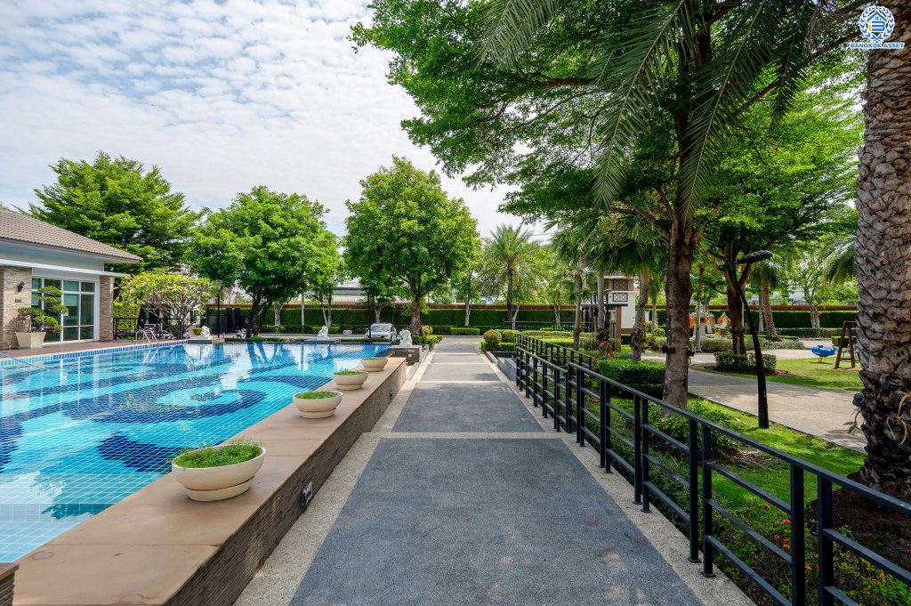 บ้านมือสองตกแต่งใหม่ ดีไซน์สุดหรู โครงการ บางกอก บูเลอวาร์ด ราชพฤกษ์-พระราม5-2 หลังมุม เนื้อที่ 56.8 ตร.ว. บนสังคมคุณภาพ SC Asset* รองรับครอบครัวใหญ่ด้วยฟังก์ชันจัดเต็ม 3 ห้องนอน 4 ห้องน้ำ (ห้องนอนชั้นบนทุกห้องมีห้องน้ำในตัว) 1 ห้องอเนกประสงค์ 2 ที่จอดรถ บนทำเลติดถนนราชพฤกษ์ ใกล้วงเวียนพระรามห้า รถไฟฟ้าสายสีม่วง "สถานีบางรักใหญ่" และ "สถานีบางพลู"