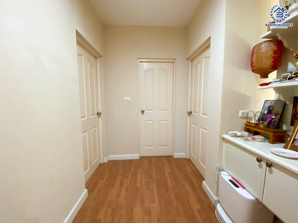 ****บ้านเดี่ยวมือสอง โครงการ บ้านสีวลี ราชพฤกษ์ หลังมุม เนื้อที่ 81.40 ตร.ว. ฟังก์ชัน 3 ห้องนอน 3 ห้องน้ำ 2 ที่จอดรถ ใกล้คอมมูนิตี้มอลล์ที่ครบครัน โครงการบนทำเลเดินทางสะดวก เชื่อมต่อถนนนครอินทร์ ถนนราชพฤกษ์ ถนนกาญจนาภิเษก ใกล้รถไฟฟ้าสายสีม่วง "สถานีบางรักน้อยท่าอิฐ"  และจุดขึ้นทางด่วน "ศรีรัช"