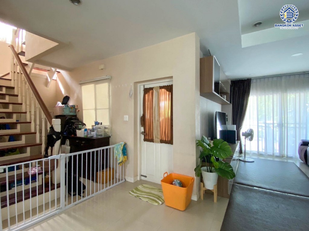 ****บ้านเดี่ยวมือสอง โครงการ บ้านสีวลี ราชพฤกษ์ หลังมุม เนื้อที่ 81.40 ตร.ว. ฟังก์ชัน 3 ห้องนอน 3 ห้องน้ำ 2 ที่จอดรถ ใกล้คอมมูนิตี้มอลล์ที่ครบครัน โครงการบนทำเลเดินทางสะดวก เชื่อมต่อถนนนครอินทร์ ถนนราชพฤกษ์ ถนนกาญจนาภิเษก ใกล้รถไฟฟ้าสายสีม่วง "สถานีบางรักน้อยท่าอิฐ"  และจุดขึ้นทางด่วน "ศรีรัช"