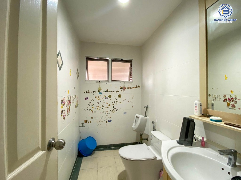 ****บ้านเดี่ยวมือสอง โครงการ บ้านสีวลี ราชพฤกษ์ หลังมุม เนื้อที่ 81.40 ตร.ว. ฟังก์ชัน 3 ห้องนอน 3 ห้องน้ำ 2 ที่จอดรถ ใกล้คอมมูนิตี้มอลล์ที่ครบครัน โครงการบนทำเลเดินทางสะดวก เชื่อมต่อถนนนครอินทร์ ถนนราชพฤกษ์ ถนนกาญจนาภิเษก ใกล้รถไฟฟ้าสายสีม่วง "สถานีบางรักน้อยท่าอิฐ"  และจุดขึ้นทางด่วน "ศรีรัช"