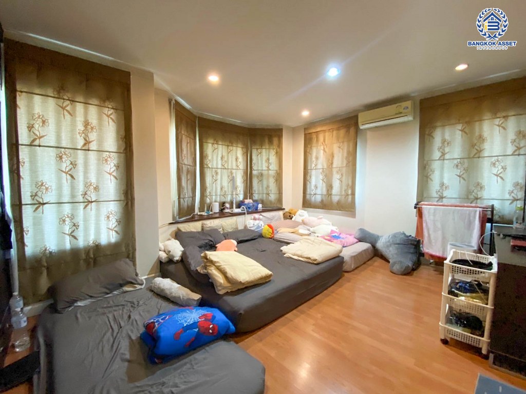 ****บ้านเดี่ยวมือสอง โครงการ บ้านสีวลี ราชพฤกษ์ หลังมุม เนื้อที่ 81.40 ตร.ว. ฟังก์ชัน 3 ห้องนอน 3 ห้องน้ำ 2 ที่จอดรถ ใกล้คอมมูนิตี้มอลล์ที่ครบครัน โครงการบนทำเลเดินทางสะดวก เชื่อมต่อถนนนครอินทร์ ถนนราชพฤกษ์ ถนนกาญจนาภิเษก ใกล้รถไฟฟ้าสายสีม่วง "สถานีบางรักน้อยท่าอิฐ"  และจุดขึ้นทางด่วน "ศรีรัช"