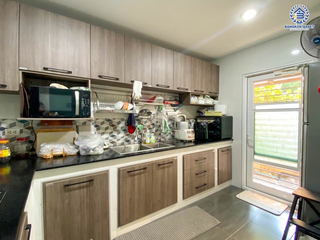 ****บ้านเดี่ยวมือสอง โครงการ บ้านสีวลี ราชพฤกษ์ หลังมุม เนื้อที่ 81.40 ตร.ว. ฟังก์ชัน 3 ห้องนอน 3 ห้องน้ำ 2 ที่จอดรถ ใกล้คอมมูนิตี้มอลล์ที่ครบครัน โครงการบนทำเลเดินทางสะดวก เชื่อมต่อถนนนครอินทร์ ถนนราชพฤกษ์ ถนนกาญจนาภิเษก ใกล้รถไฟฟ้าสายสีม่วง "สถานีบางรักน้อยท่าอิฐ"  และจุดขึ้นทางด่วน "ศรีรัช"