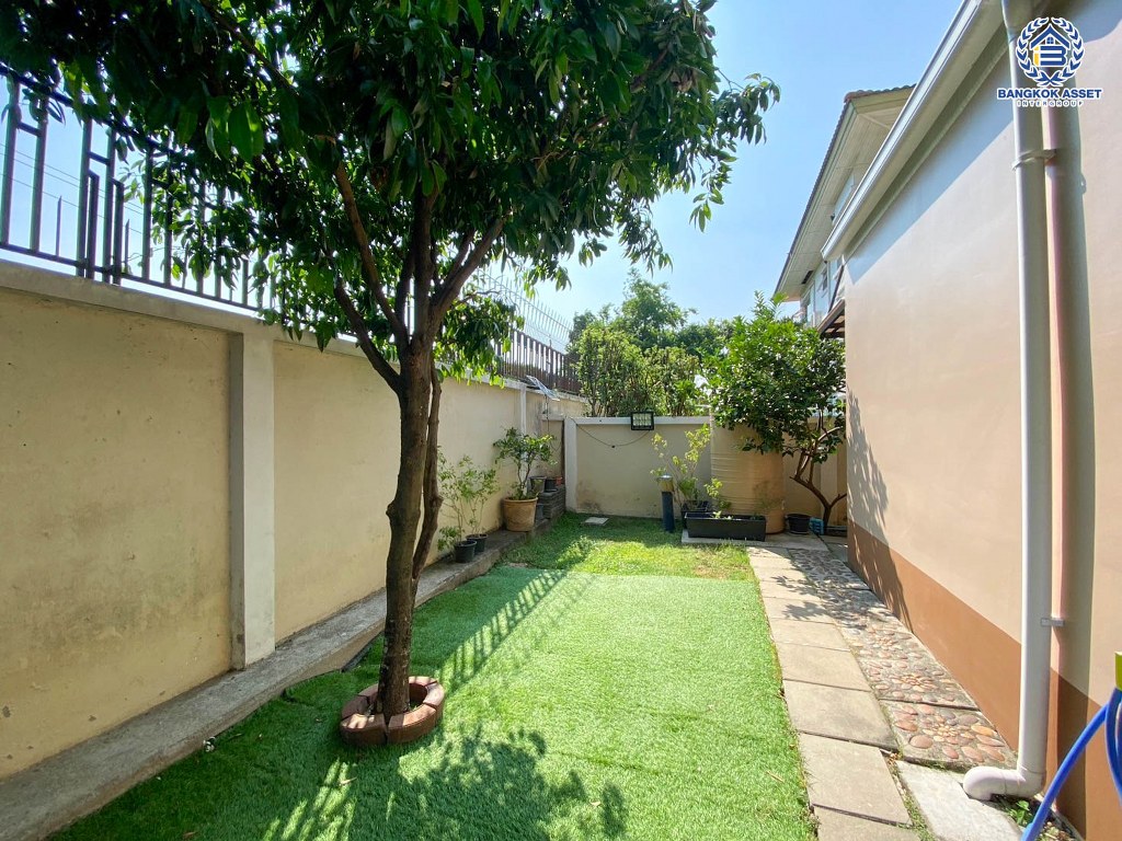 ****บ้านเดี่ยวมือสอง โครงการ บ้านสีวลี ราชพฤกษ์ หลังมุม เนื้อที่ 81.40 ตร.ว. ฟังก์ชัน 3 ห้องนอน 3 ห้องน้ำ 2 ที่จอดรถ ใกล้คอมมูนิตี้มอลล์ที่ครบครัน โครงการบนทำเลเดินทางสะดวก เชื่อมต่อถนนนครอินทร์ ถนนราชพฤกษ์ ถนนกาญจนาภิเษก ใกล้รถไฟฟ้าสายสีม่วง "สถานีบางรักน้อยท่าอิฐ"  และจุดขึ้นทางด่วน "ศรีรัช"