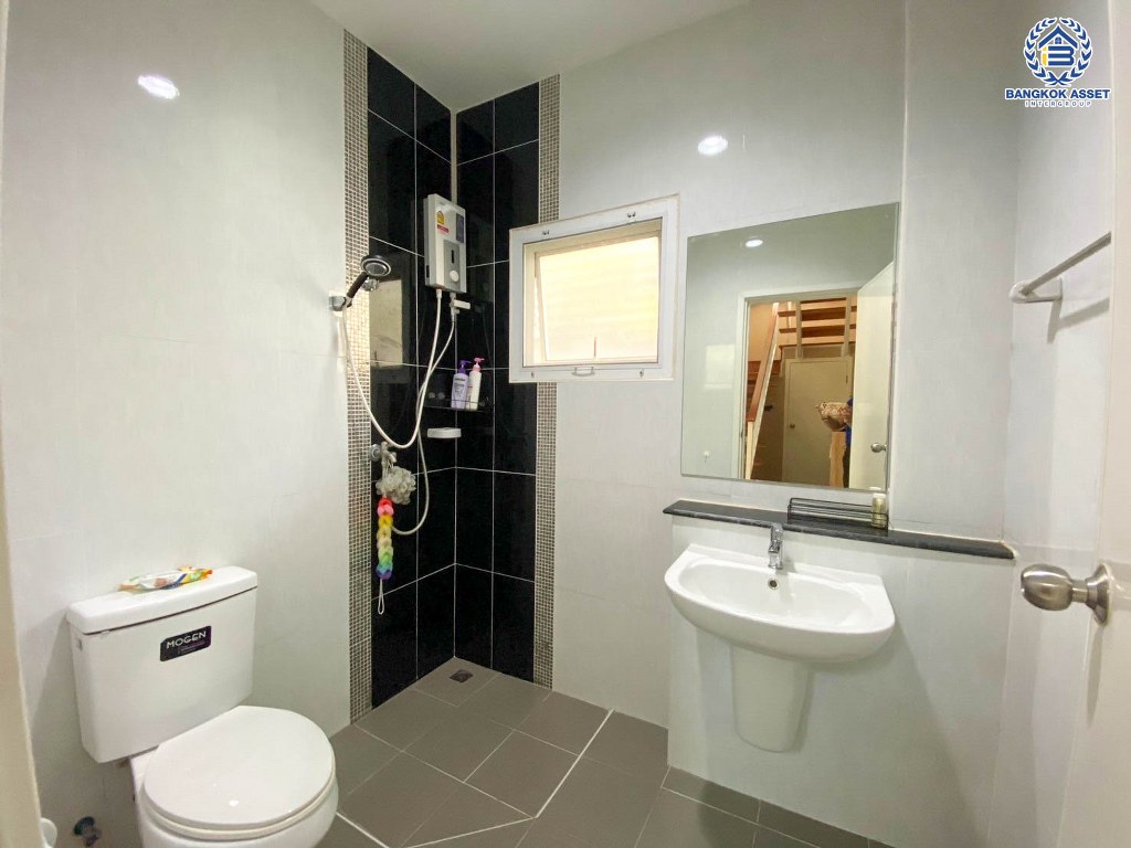 *****บ้านเดี่ยวมือสอง โครงการ แลนซีโอ คริป ปิ่นเกล้า-พระราม5 เนื้อที่ 50.70 ตร.ว. ฟังก์ชัน 3 ห้องนอน 2 ห้องน้ำ 2 ที่จอดรถ  ไม่เคยเข้าอยู่ ใกล้ตัวเมืองเดินทางสะดวก เชื่อมต่อถนนรัตนาธิเบศร์ ถนนกาญจนาภิเษก ถนนนครอินทร์ ใกล้รถไฟฟ้าสายสีม่วง "สถานีตลาดบางใหญ่" และจุดขึ้นทางด่วน "ศรีรัช"