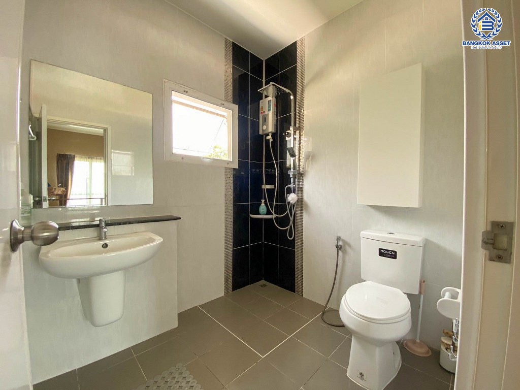 *****บ้านเดี่ยวมือสอง โครงการ แลนซีโอ คริป ปิ่นเกล้า-พระราม5 เนื้อที่ 50.70 ตร.ว. ฟังก์ชัน 3 ห้องนอน 2 ห้องน้ำ 2 ที่จอดรถ  ไม่เคยเข้าอยู่ ใกล้ตัวเมืองเดินทางสะดวก เชื่อมต่อถนนรัตนาธิเบศร์ ถนนกาญจนาภิเษก ถนนนครอินทร์ ใกล้รถไฟฟ้าสายสีม่วง "สถานีตลาดบางใหญ่" และจุดขึ้นทางด่วน "ศรีรัช"