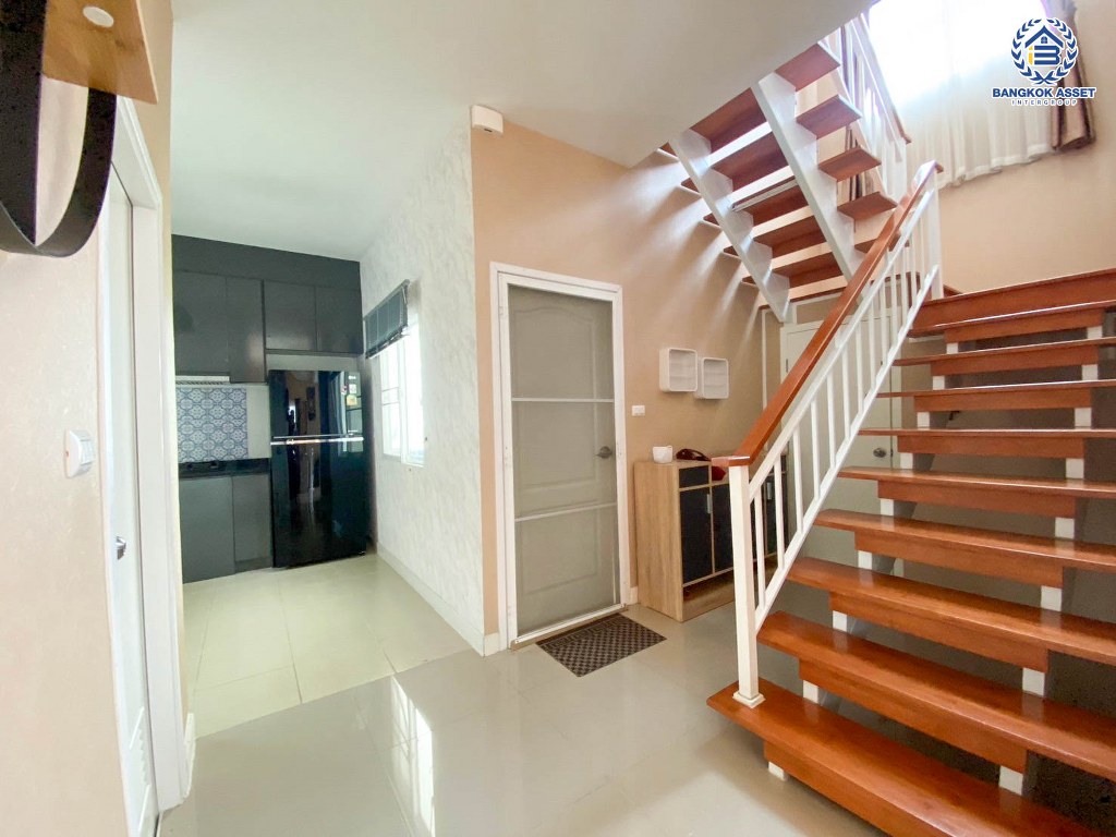 *****บ้านเดี่ยวมือสอง โครงการ แลนซีโอ คริป ปิ่นเกล้า-พระราม5 เนื้อที่ 50.70 ตร.ว. ฟังก์ชัน 3 ห้องนอน 2 ห้องน้ำ 2 ที่จอดรถ  ไม่เคยเข้าอยู่ ใกล้ตัวเมืองเดินทางสะดวก เชื่อมต่อถนนรัตนาธิเบศร์ ถนนกาญจนาภิเษก ถนนนครอินทร์ ใกล้รถไฟฟ้าสายสีม่วง "สถานีตลาดบางใหญ่" และจุดขึ้นทางด่วน "ศรีรัช"