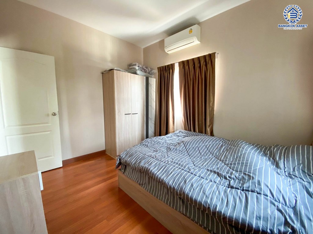 *****บ้านเดี่ยวมือสอง โครงการ แลนซีโอ คริป ปิ่นเกล้า-พระราม5 เนื้อที่ 50.70 ตร.ว. ฟังก์ชัน 3 ห้องนอน 2 ห้องน้ำ 2 ที่จอดรถ  ไม่เคยเข้าอยู่ ใกล้ตัวเมืองเดินทางสะดวก เชื่อมต่อถนนรัตนาธิเบศร์ ถนนกาญจนาภิเษก ถนนนครอินทร์ ใกล้รถไฟฟ้าสายสีม่วง "สถานีตลาดบางใหญ่" และจุดขึ้นทางด่วน "ศรีรัช"