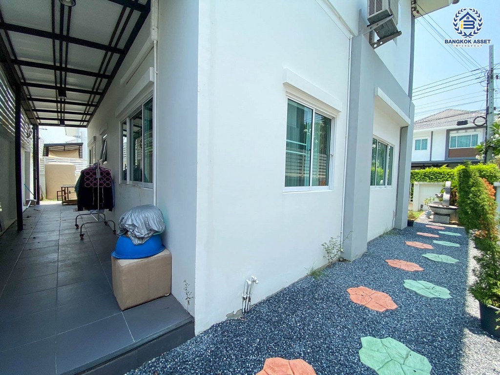 *****บ้านเดี่ยวมือสอง โครงการ แลนซีโอ คริป ปิ่นเกล้า-พระราม5 เนื้อที่ 50.70 ตร.ว. ฟังก์ชัน 3 ห้องนอน 2 ห้องน้ำ 2 ที่จอดรถ  ไม่เคยเข้าอยู่ ใกล้ตัวเมืองเดินทางสะดวก เชื่อมต่อถนนรัตนาธิเบศร์ ถนนกาญจนาภิเษก ถนนนครอินทร์ ใกล้รถไฟฟ้าสายสีม่วง "สถานีตลาดบางใหญ่" และจุดขึ้นทางด่วน "ศรีรัช"