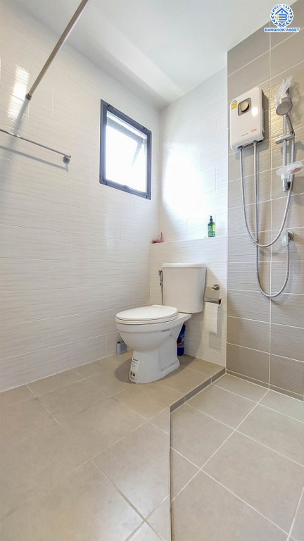 *****บ้านเดี่ยวมือสอง โครงการ เซนโทร พหลฯ-วิภาวดี2 หลังมุม เนื้อที่ 72.50 ตร.ว. ฟังก์ชัน 5 ห้องนอน 4 ห้องน้ำ 3 ที่จอดรถ โครงการบนทำเลเดินทางสะดวก เชื่อมต่อถนนรังสิต-นครนายก ถนนคลองหลวง ถนนกาญจนาภิเษก ใกล้รถไฟฟ้าสายสีแดง "สถานีรังสิต" และจุดขึ้นทางด่วน "อุดรรัถยา"