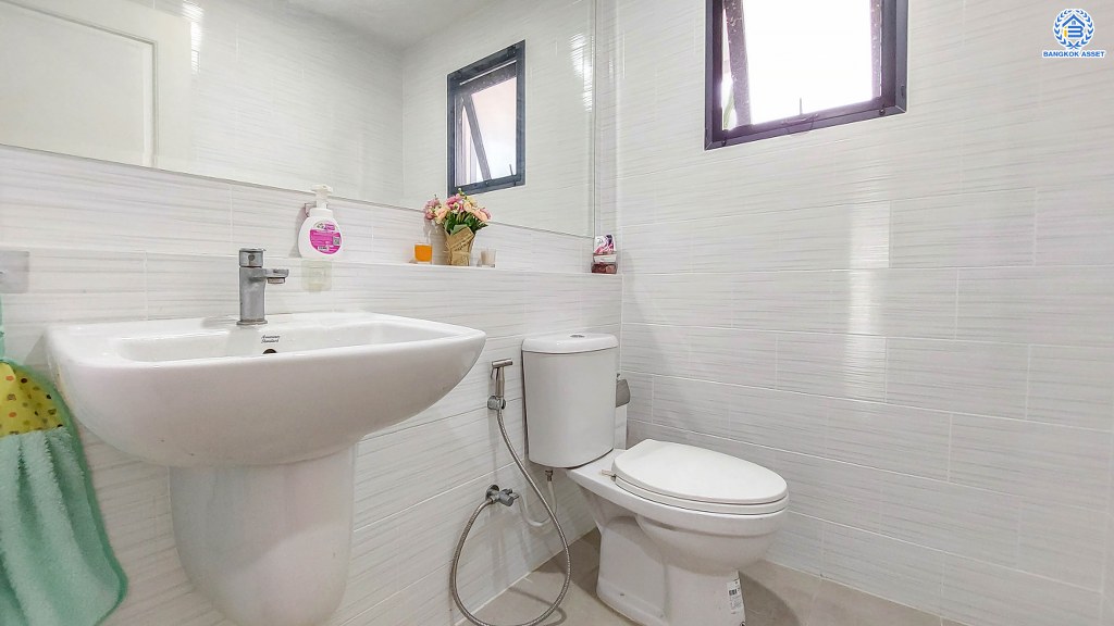 *****บ้านเดี่ยวมือสอง โครงการ เซนโทร พหลฯ-วิภาวดี2 หลังมุม เนื้อที่ 72.50 ตร.ว. ฟังก์ชัน 5 ห้องนอน 4 ห้องน้ำ 3 ที่จอดรถ โครงการบนทำเลเดินทางสะดวก เชื่อมต่อถนนรังสิต-นครนายก ถนนคลองหลวง ถนนกาญจนาภิเษก ใกล้รถไฟฟ้าสายสีแดง "สถานีรังสิต" และจุดขึ้นทางด่วน "อุดรรัถยา"