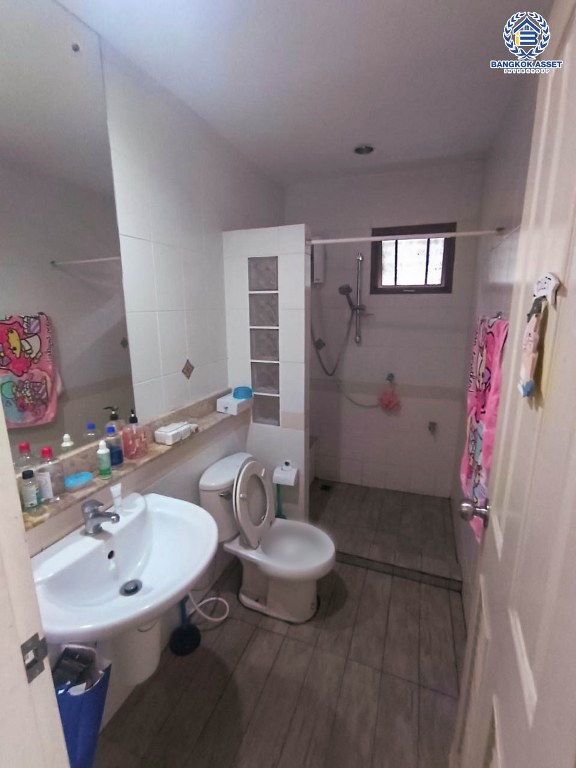 *****บ้านเดี่ยวมือสอง โครงการ เศรษฐสิริ ประชาชื่น หลังมุม เนื้อที่ 67.10 ตร.ว. ฟังก์ชัน 4 ห้องนอน 4 ห้องน้ำ 2 ที่จอดรถ บ้านหลังใหญ่ ภายในสวย พร้อมเข้าอยู่ โครงการบนทำเลเดินทางสะดวก เชื่อมต่อถนนสามัคคี ถนนประชาชื่น ถนนงามวงศ์วาน ใกล้เดอะมอลล์ งามวงศ์วาน  และจุดขึ้นทางด่วน "ศรีรัช"