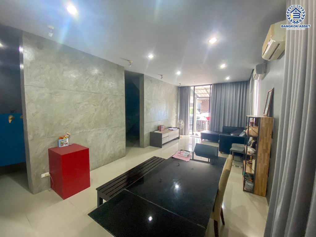 *****บ้านเดี่ยวมือสอง โครงการ เดอะซีซั่น เพชรเกษม69 เนื้อที่ 37.70 ตร.ว. ฟังก์ชัน 3 ห้องนอน 2 ห้องน้ำ 1 ที่จอดรถ สภาพแวดล้อมน่าอยู่ ทำเลเดินทางสะดวก เชื่อมต่อถนนเพชรเกษม ถนนกาญจนาภิเษก ถนนพุทธมณฑลสาย2 ใกล้รถไฟฟ้าสายสีน้ำเงิน "สถานีหลักสอง"