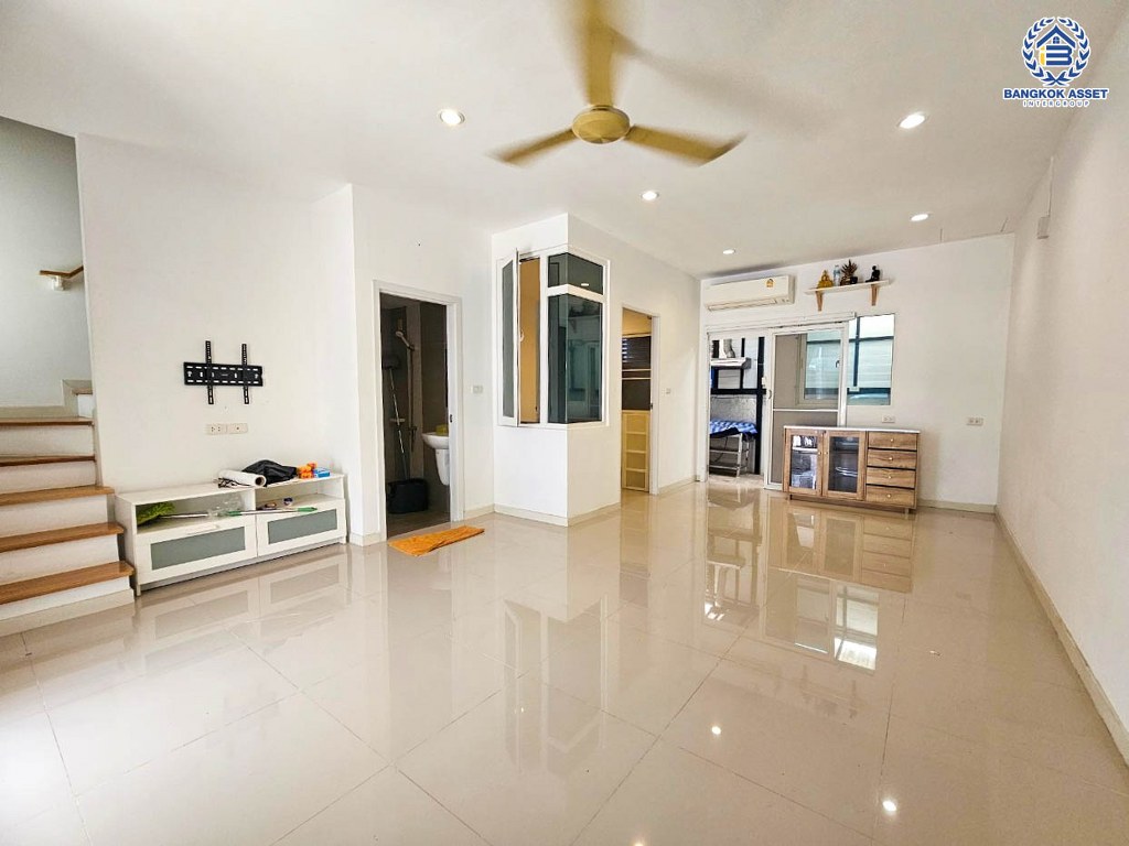 *****ทาวน์เฮ้าส์มือสอง โครงการ ชวนชื่นทาวน์ แก้วอินทร์-บางใหญ่ เนื้อที่ 21.40 ตร.ว. ฟังก์ชัน 4 ห้องนอน 2 ห้องน้ำ 2 ที่จอดรถ  โครงการบนทำเลเดินทางสะดวก เชื่อมต่อถนนกาญจนาภิเษก ถนนนครอินทร์ ถนนราชพฤกษ์ ใกล้รถไฟฟ้าสายสีม่วง "สถานีตลาดบางใหญ่" และจุดขึ้นทางด่วน "ศรีรัช"