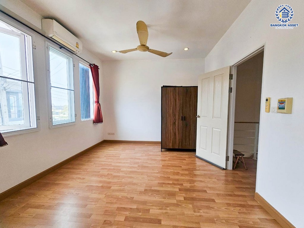 *****ทาวน์เฮ้าส์มือสอง โครงการ ชวนชื่นทาวน์ แก้วอินทร์-บางใหญ่ เนื้อที่ 21.40 ตร.ว. ฟังก์ชัน 4 ห้องนอน 2 ห้องน้ำ 2 ที่จอดรถ  โครงการบนทำเลเดินทางสะดวก เชื่อมต่อถนนกาญจนาภิเษก ถนนนครอินทร์ ถนนราชพฤกษ์ ใกล้รถไฟฟ้าสายสีม่วง "สถานีตลาดบางใหญ่" และจุดขึ้นทางด่วน "ศรีรัช"