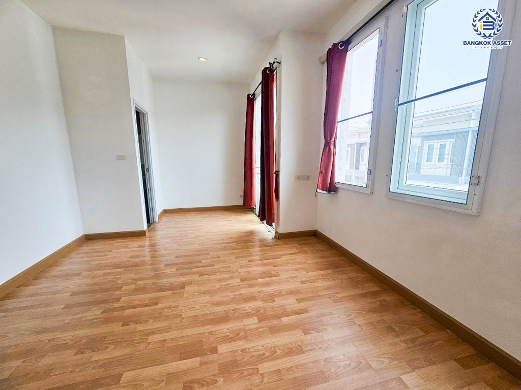 *****ทาวน์เฮ้าส์มือสอง โครงการ ชวนชื่นทาวน์ แก้วอินทร์-บางใหญ่ เนื้อที่ 21.40 ตร.ว. ฟังก์ชัน 4 ห้องนอน 2 ห้องน้ำ 2 ที่จอดรถ  โครงการบนทำเลเดินทางสะดวก เชื่อมต่อถนนกาญจนาภิเษก ถนนนครอินทร์ ถนนราชพฤกษ์ ใกล้รถไฟฟ้าสายสีม่วง "สถานีตลาดบางใหญ่" และจุดขึ้นทางด่วน "ศรีรัช"