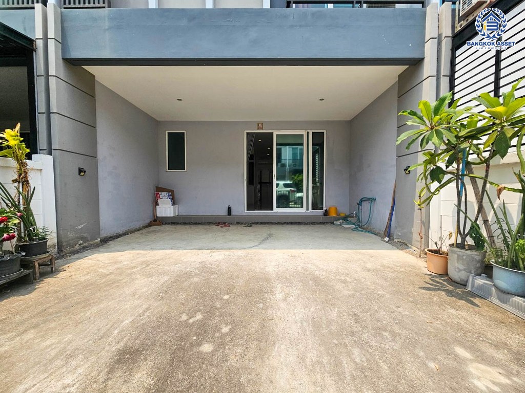 *****ทาวน์เฮ้าส์มือสอง โครงการ ชวนชื่นทาวน์ แก้วอินทร์-บางใหญ่ เนื้อที่ 21.40 ตร.ว. ฟังก์ชัน 4 ห้องนอน 2 ห้องน้ำ 2 ที่จอดรถ  โครงการบนทำเลเดินทางสะดวก เชื่อมต่อถนนกาญจนาภิเษก ถนนนครอินทร์ ถนนราชพฤกษ์ ใกล้รถไฟฟ้าสายสีม่วง "สถานีตลาดบางใหญ่" และจุดขึ้นทางด่วน "ศรีรัช"