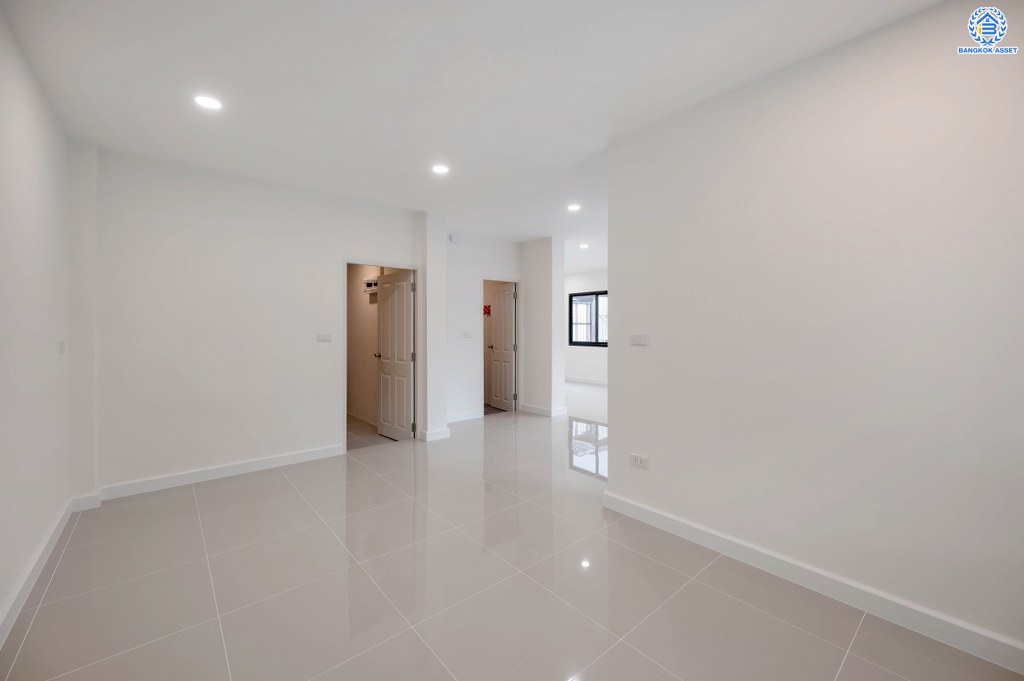 บ้านมือสองตกแต่งใหม่ จ่ายราคาทาวน์เฮ้าส์ แต่ได้บ้านเดี่ยว เนื้อที่ 52 ตร.ว. โครงการ วรารมย์ เพชรเกษม81 จากแบรนด์ Q.House ถูกที่สุดในย่านเพชรเกษม พื้นที่ใช้สอย 135.78 ตร.ม. ฟังก์ชัน 3 ห้องนอน 2 ห้องน้ำ จอดรถได้ 2 คัน โครงการบนทำเลเชื่อมต่อ ถนนกาญจนาฯ ถนนบางบอน ถนนพุทธมณฑลสาย4 และใกล้ The Mall บางแค