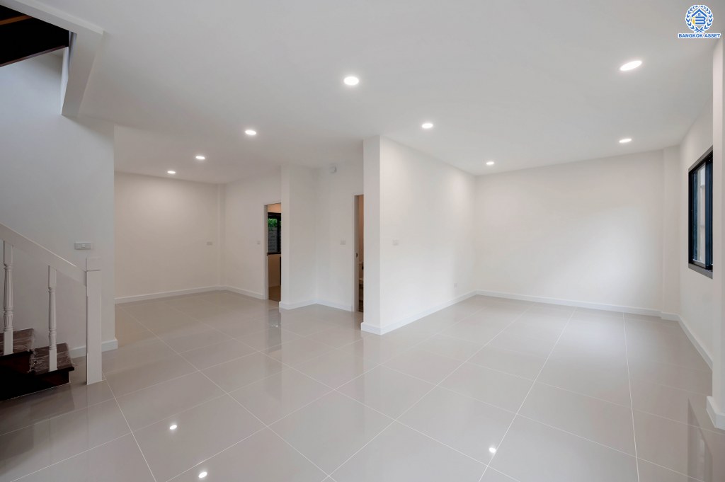 บ้านมือสองตกแต่งใหม่ จ่ายราคาทาวน์เฮ้าส์ แต่ได้บ้านเดี่ยว เนื้อที่ 52 ตร.ว. โครงการ วรารมย์ เพชรเกษม81 จากแบรนด์ Q.House ถูกที่สุดในย่านเพชรเกษม พื้นที่ใช้สอย 135.78 ตร.ม. ฟังก์ชัน 3 ห้องนอน 2 ห้องน้ำ จอดรถได้ 2 คัน โครงการบนทำเลเชื่อมต่อ ถนนกาญจนาฯ ถนนบางบอน ถนนพุทธมณฑลสาย4 และใกล้ The Mall บางแค