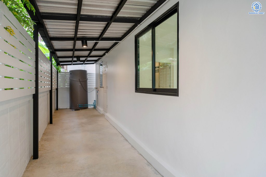 บ้านมือสองตกแต่งใหม่ จ่ายราคาทาวน์เฮ้าส์ แต่ได้บ้านเดี่ยว เนื้อที่ 52 ตร.ว. โครงการ วรารมย์ เพชรเกษม81 จากแบรนด์ Q.House ถูกที่สุดในย่านเพชรเกษม พื้นที่ใช้สอย 135.78 ตร.ม. ฟังก์ชัน 3 ห้องนอน 2 ห้องน้ำ จอดรถได้ 2 คัน โครงการบนทำเลเชื่อมต่อ ถนนกาญจนาฯ ถนนบางบอน ถนนพุทธมณฑลสาย4 และใกล้ The Mall บางแค